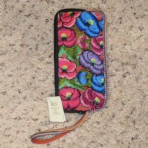 Womens wristlet